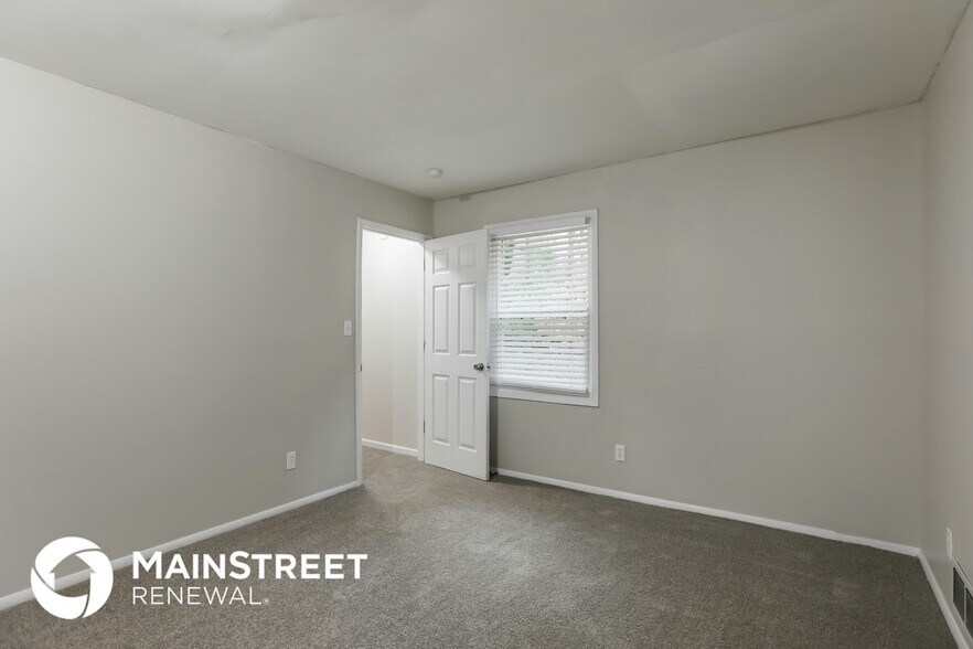 Building Photo - 517 N Clayview Dr