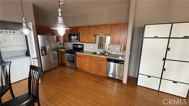 Building Photo - 255 W 7th St