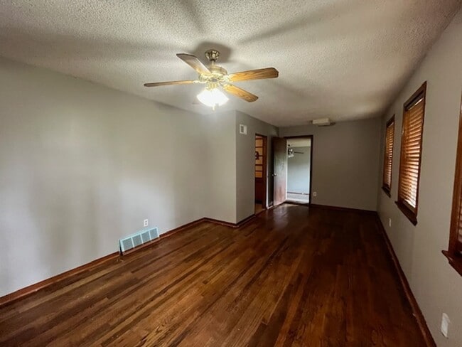 Building Photo - Renovated 3 Bedroom 1.5 Bath Home for Rent!