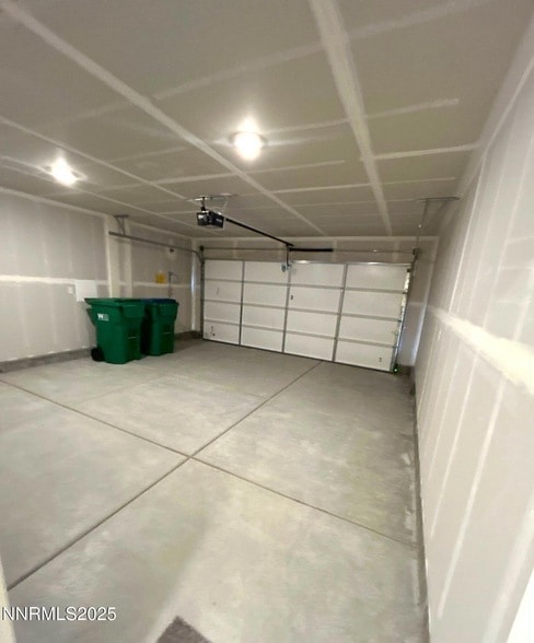 Building Photo - 963 Cascade Range Dr