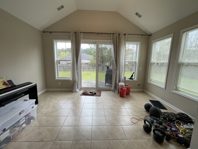 Building Photo - 1213 Raven Rd