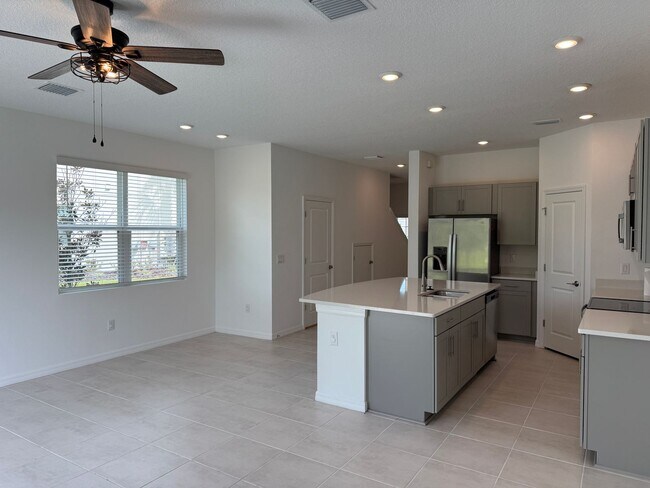 Building Photo - 3 Bedroom 2.5 Bath Townhouse W/1 Car garag...