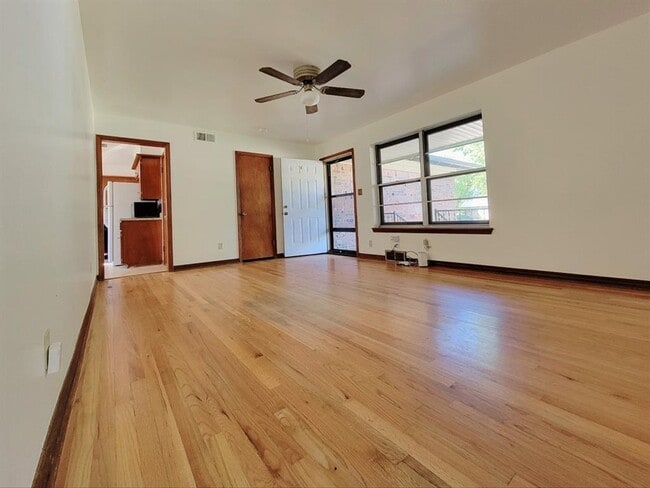 Building Photo - 712 Arthur Dr