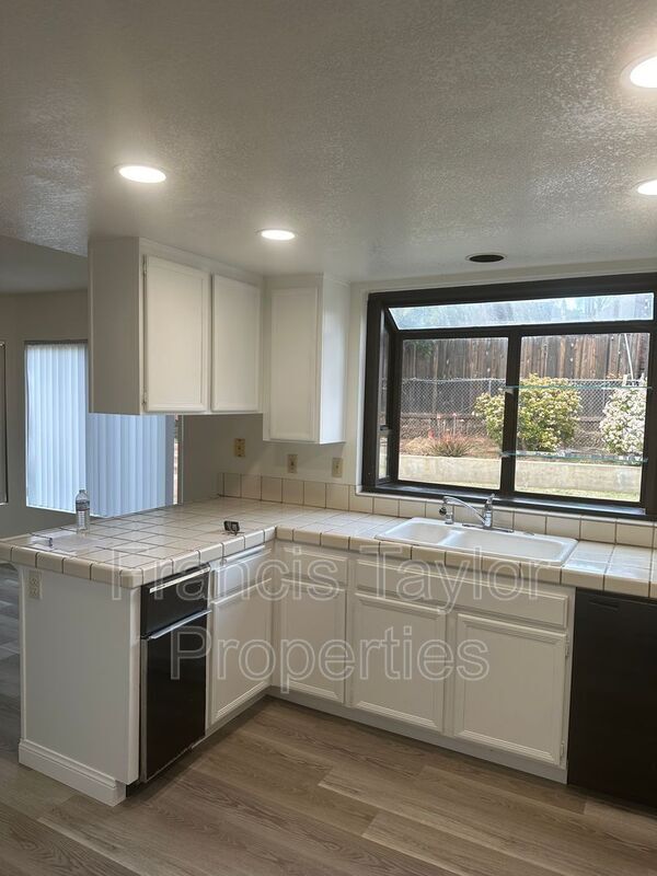 Building Photo - 954 Cornwell Ct