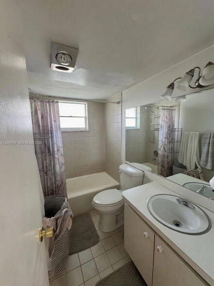 Building Photo - 950 Hillcrest Dr