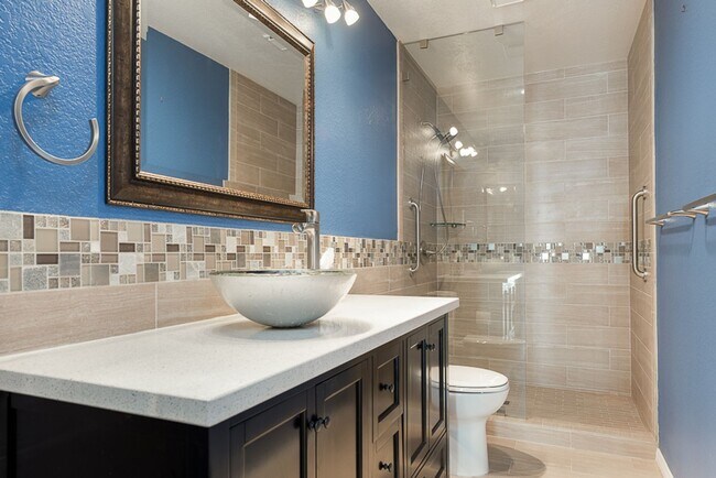 Building Photo - Marina District 2 Bedroom at Marina Park! ...