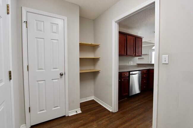 Building Photo - 205 Tiffot Ct