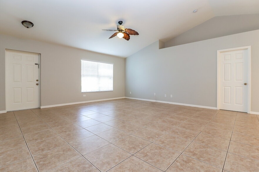 Building Photo - 800 SW 8th Pl