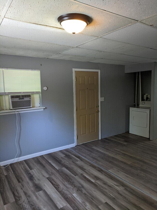 Building Photo - 1425 N Willow Ave