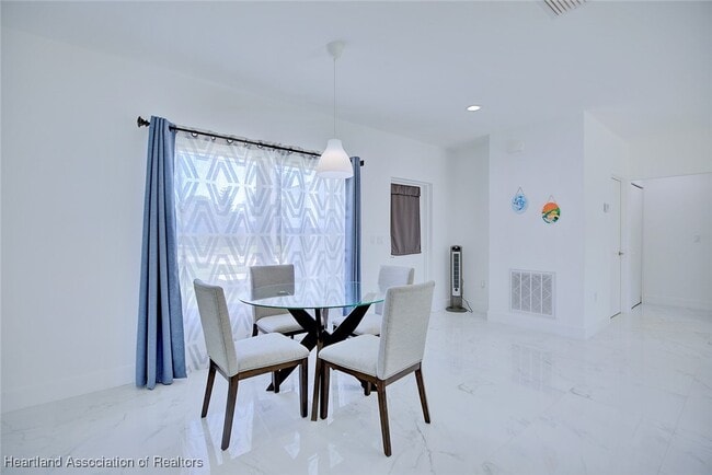 Building Photo - 827 Renault Ave