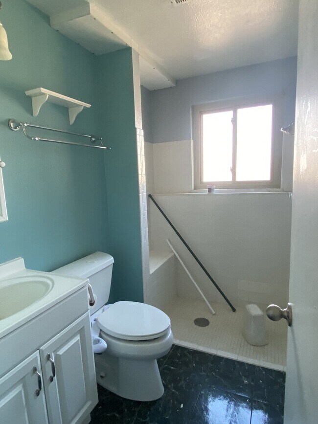 Building Photo - Nokomis - 4 Bedroom