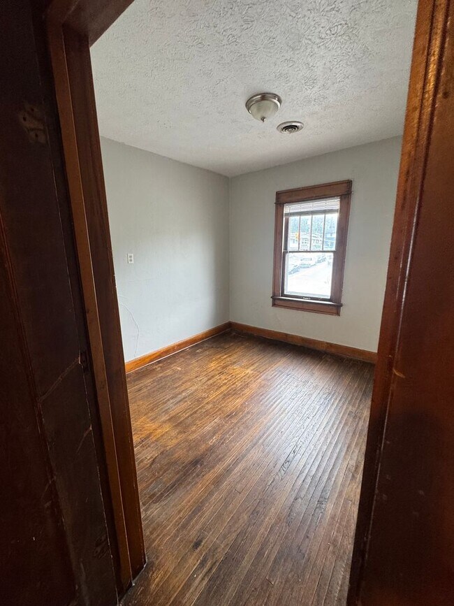 Building Photo - One bedroom apartment available south of downtown! Avail August 2026!