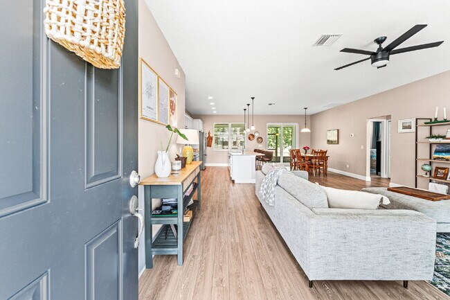Building Photo - 3/2, fully fenced single family home in NW...