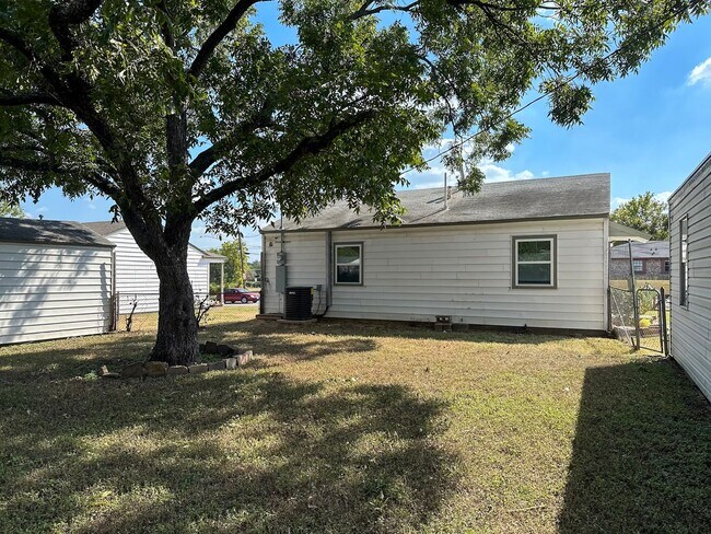 Building Photo - 2 Bed / 1 Bath / Detached Garage