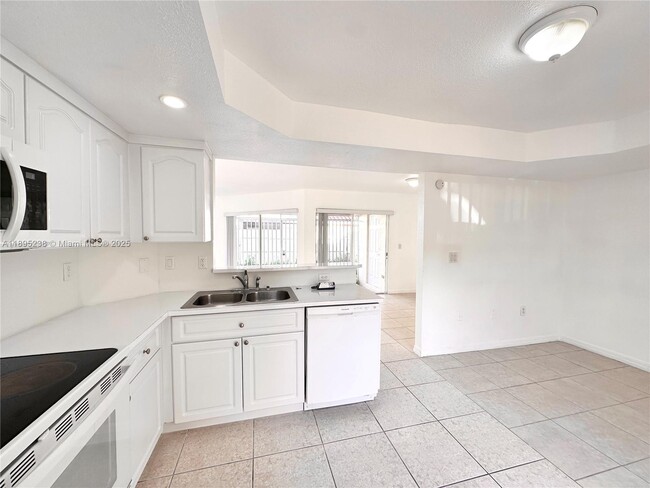 Building Photo - 3002 San Remo Cir