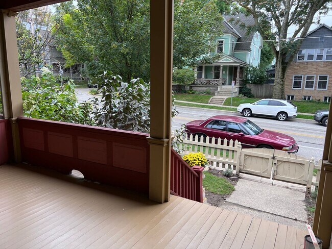 Building Photo - Adorable One Bedroom Upper in Heritage Hil...