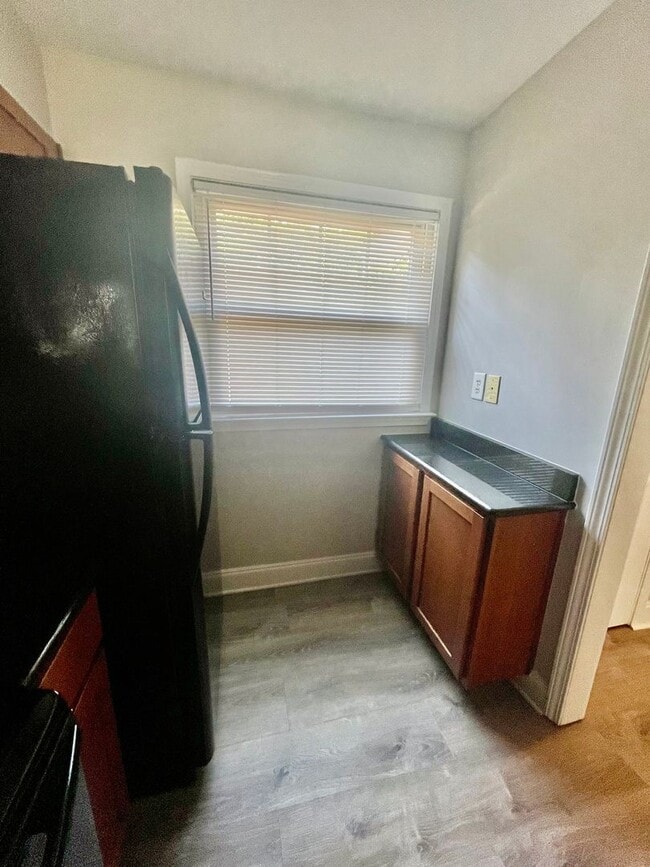 Building Photo - Must see this adorable 2 bedroom 1.5 bath ...