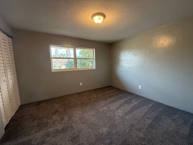 Building Photo - Beautiful 2 Bed 1.5 Bath Townhome AVAILABLE IMMEDIATELY!