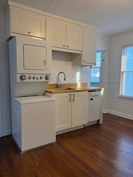 Kitchen - 82 Woodbine St