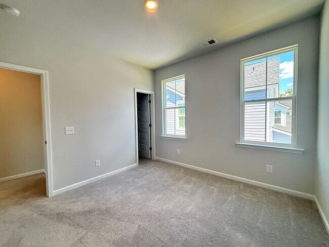 Building Photo - Beautiful 4-Bed Home in Limehouse Village ...