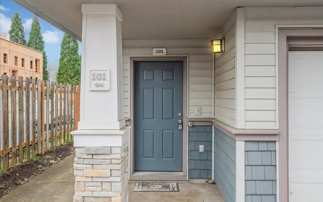 Building Photo - Bright 2BR / 2BA End-Unit Tanasbourne Condo w/ High Ceilings, Gas Fireplace, Private Balcony + At...