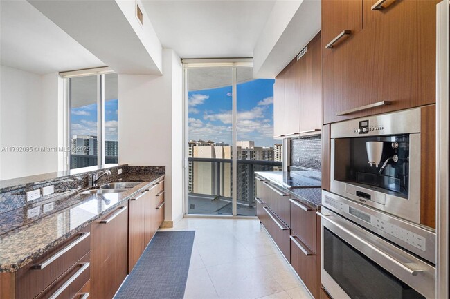 Building Photo - 16001 Collins Ave
