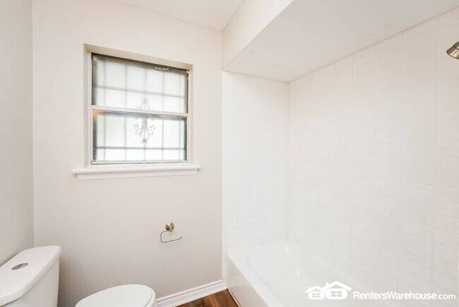 Building Photo - Newly renovated spacious 4 bed/2 bath, wit...