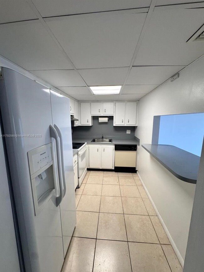 Building Photo - 4174 Inverrary Dr