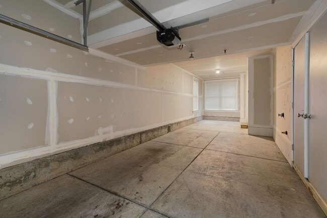 Building Photo - Charming 3 bedroom 3.5 Bathroom Row Home