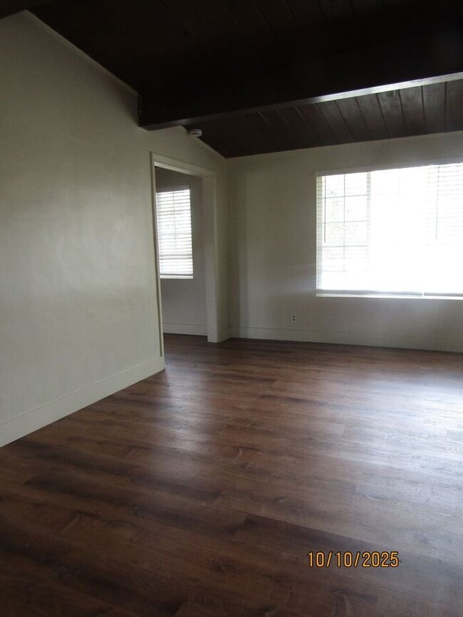Building Photo - Charming 2 Bed 2 Bath Duplex in Rural Seba...