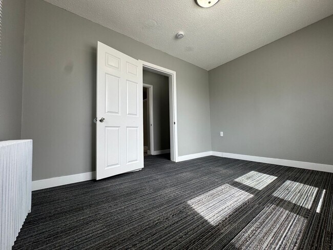 Building Photo - 1727 Reaney Ave E