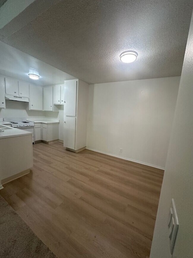 Building Photo - 3 BEDROOM PEPPERTREE CONDO IN VENTURA