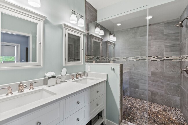 Building Photo - Spacious Kent Home | 6 Bed | 4 Bath | 4,000 Sf | Front Porch + Backyard | Detached 4-Car Garage