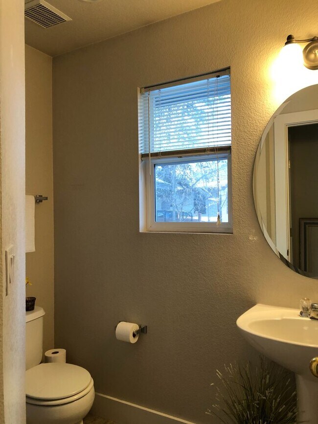 Building Photo - Charming 2br 1.5ba Two Level Condo in Dist...