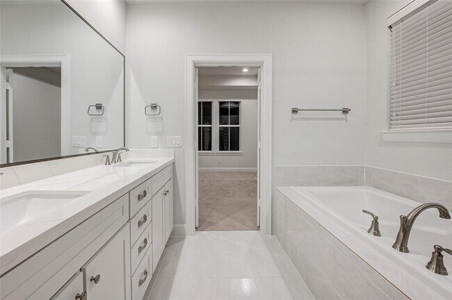 Building Photo - 2808 Grand Fountains Dr