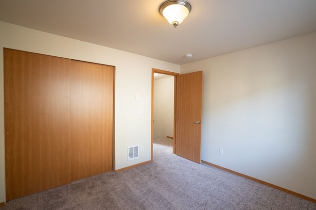 Building Photo - 3 BEDROOM TOWNHOME IN ARLINGTON