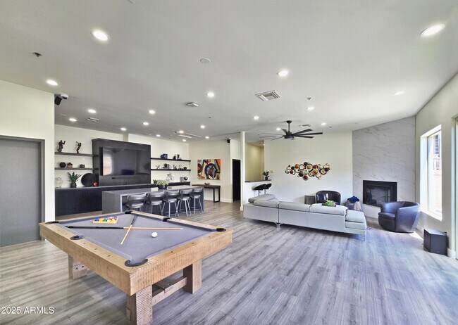 Building Photo - 920 E Devonshire Ave