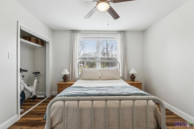 Building Photo - 9152 Woodbine St