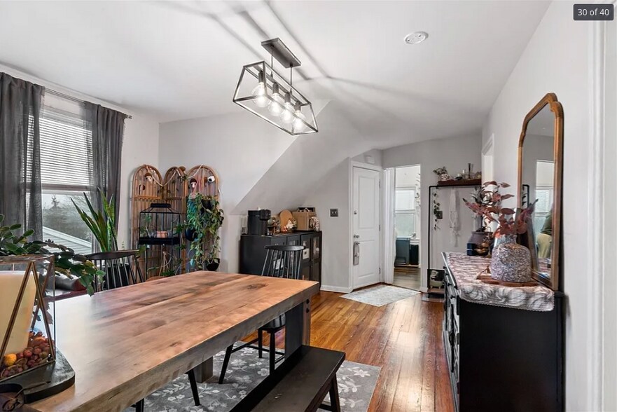 Furnishing are previous tenants, apartment will be unfurnished - 24 Potter St