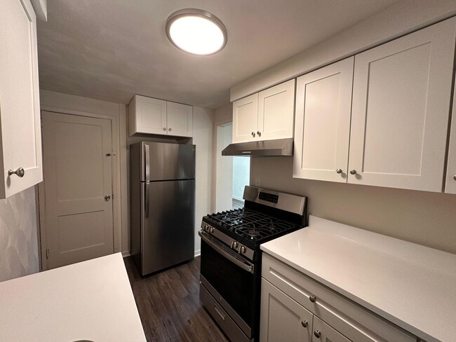 Building Photo - Newly Renovated 2 Bedroom Townhome