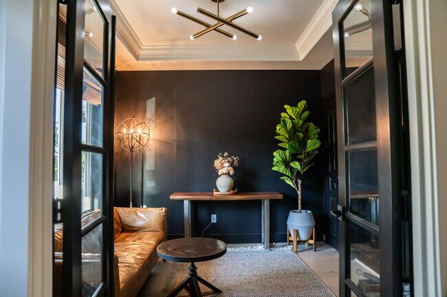 Building Photo - Newly Professionally Designed Home Westsid...