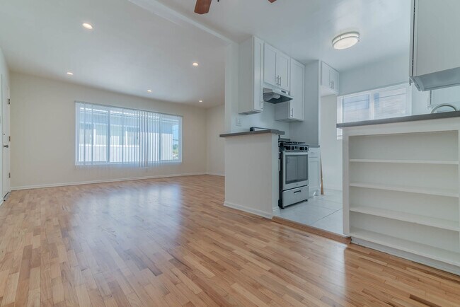 Building Photo - she1920