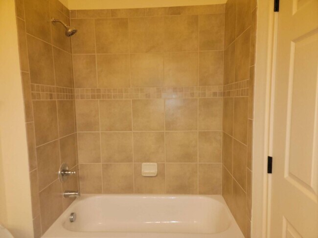 Building Photo - 4/2.5 TOWNHOME VILLA in Waterstone-Davenpo...