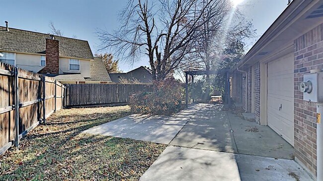 Building Photo - 6808 Sandlewood Dr