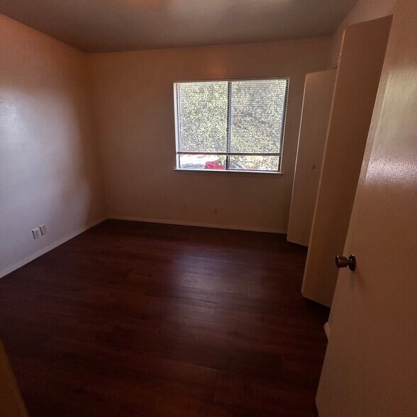 Building Photo - 3901 Knollwood Dr