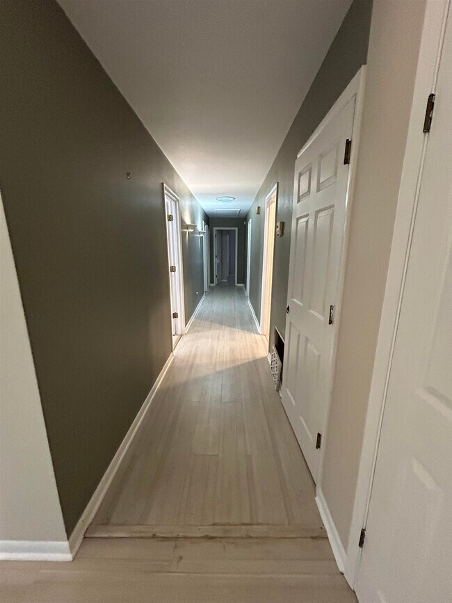 Building Photo - 7585 Skipper Ln