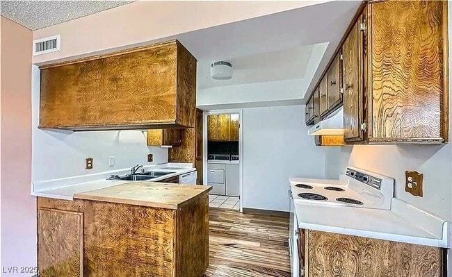 Building Photo - 3045 Pinehurst Dr
