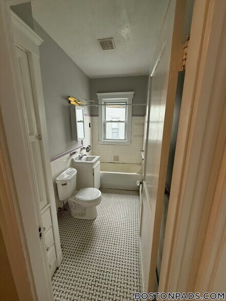 Building Photo - 38 Estes St