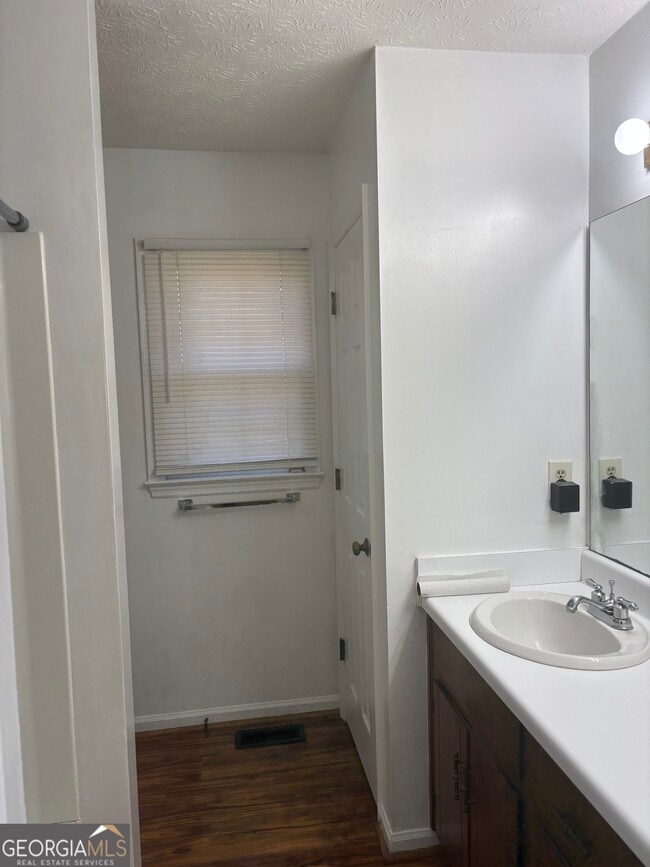 Building Photo - 256 Frederick Dr