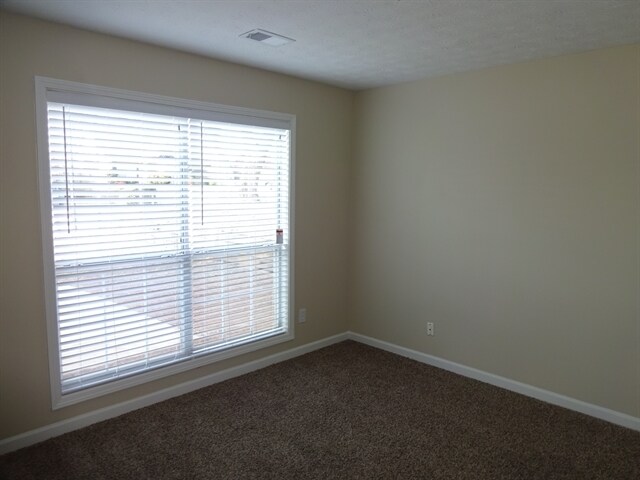 Building Photo - 2880 Camelot Woods Dr